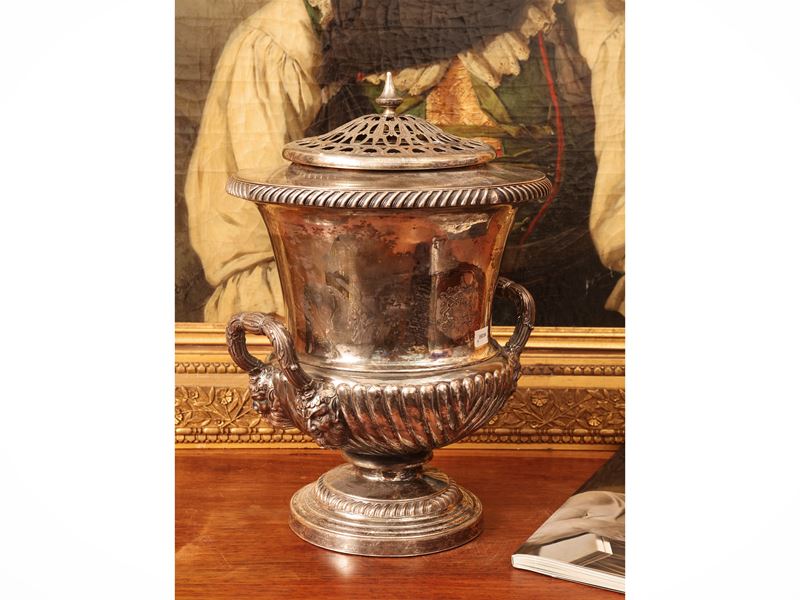 Rinfrescatoio in metallo argentato, vaso mediceo con coperchio traforato a pinnacolo, XIX/XX seco...