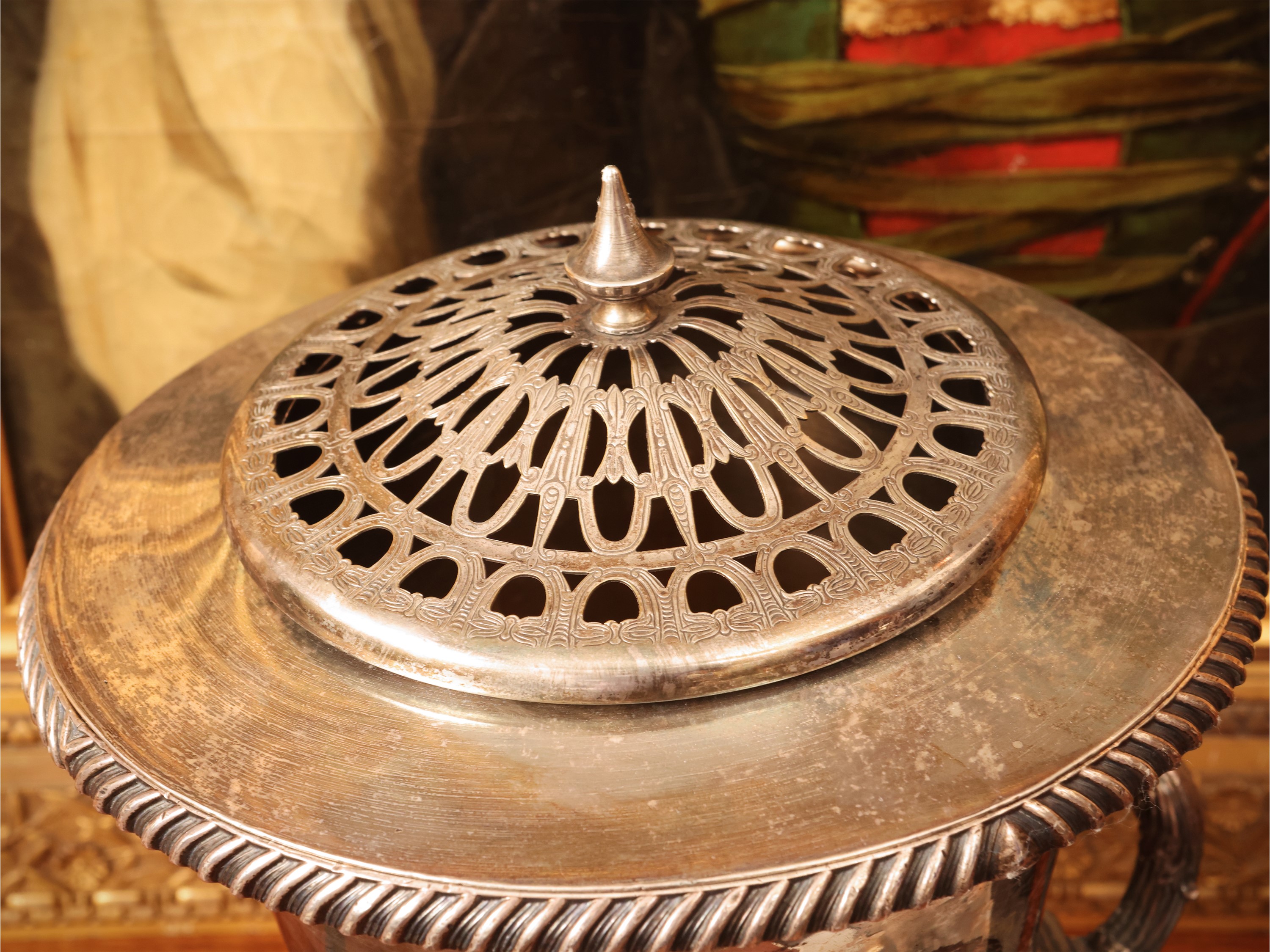 Rinfrescatoio in metallo argentato, vaso mediceo con coperchio traforato a pinnacolo, XIX/XX seco...