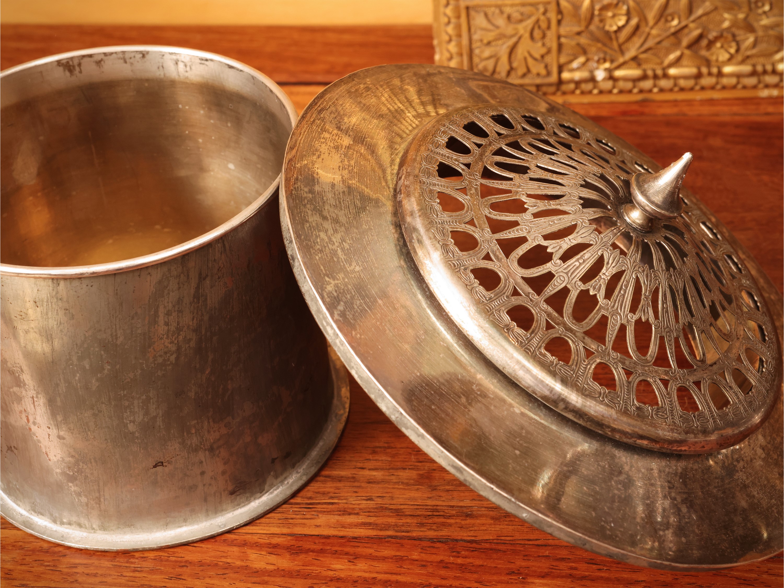 Rinfrescatoio in metallo argentato, vaso mediceo con coperchio traforato a pinnacolo, XIX/XX seco...