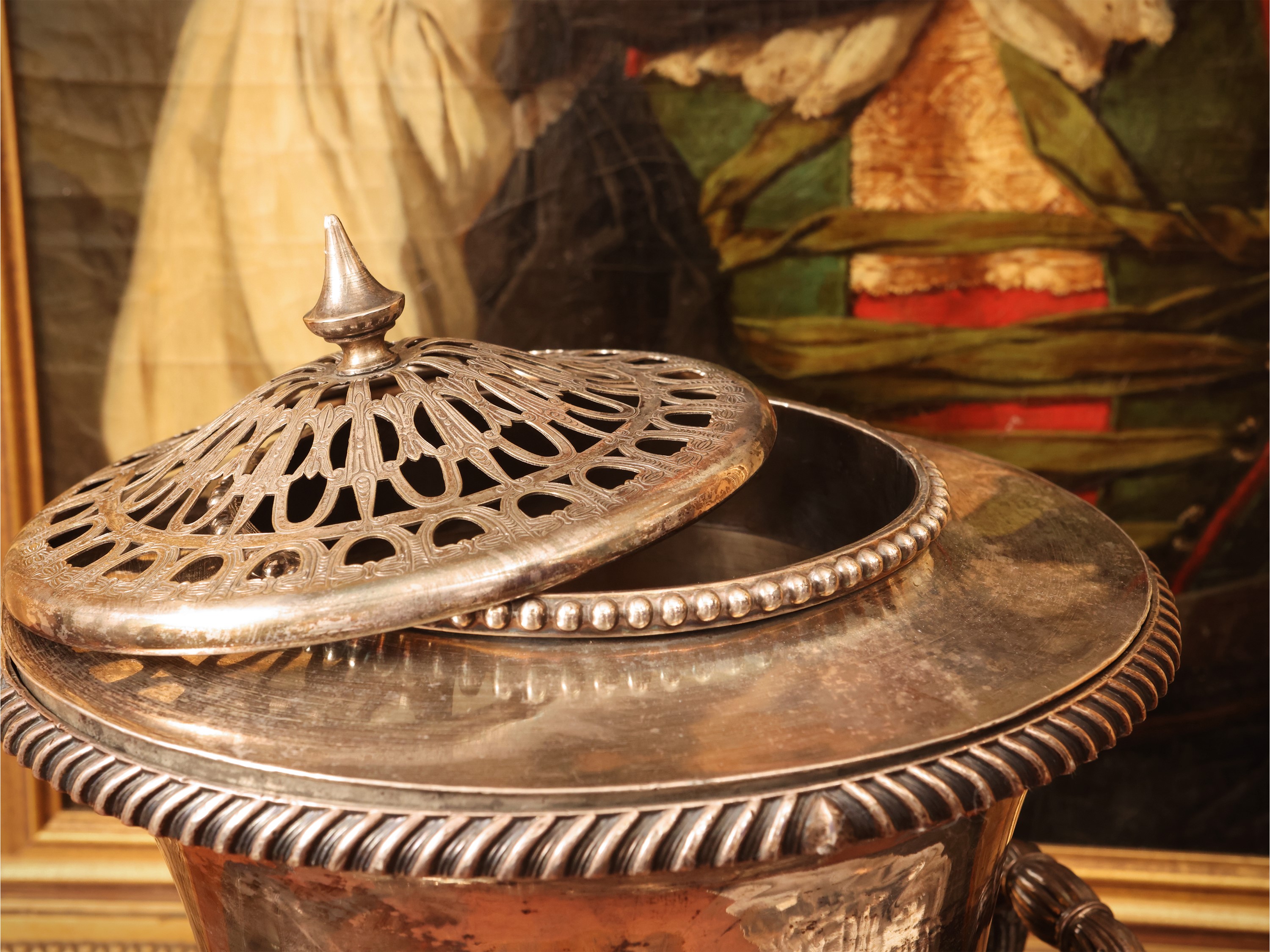 Rinfrescatoio in metallo argentato, vaso mediceo con coperchio traforato a pinnacolo, XIX/XX seco...