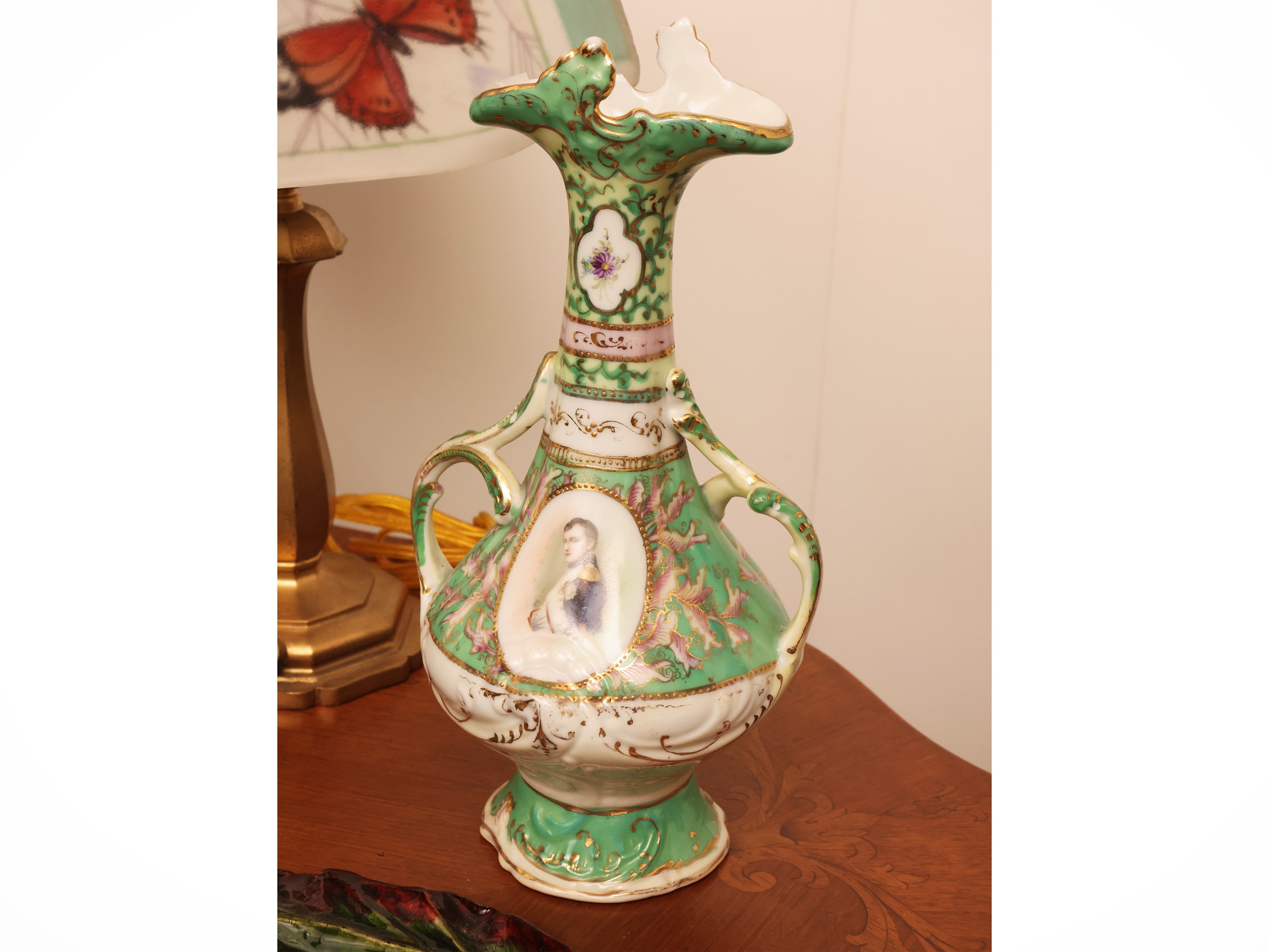 Miscellanea di curiosità, vaso in porcellana dipinto, placca in rame smaltato e fermacarte in met...
