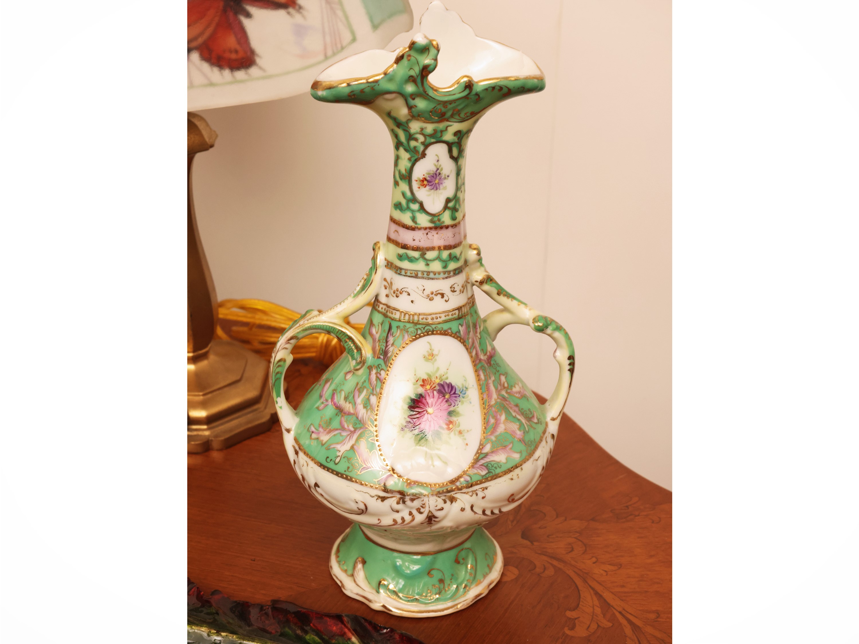 Miscellanea di curiosità, vaso in porcellana dipinto, placca in rame smaltato e fermacarte in met...