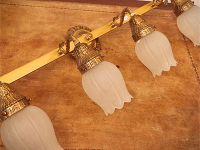Coppia di applique, metallo dorato con bobeche in vetro satinato