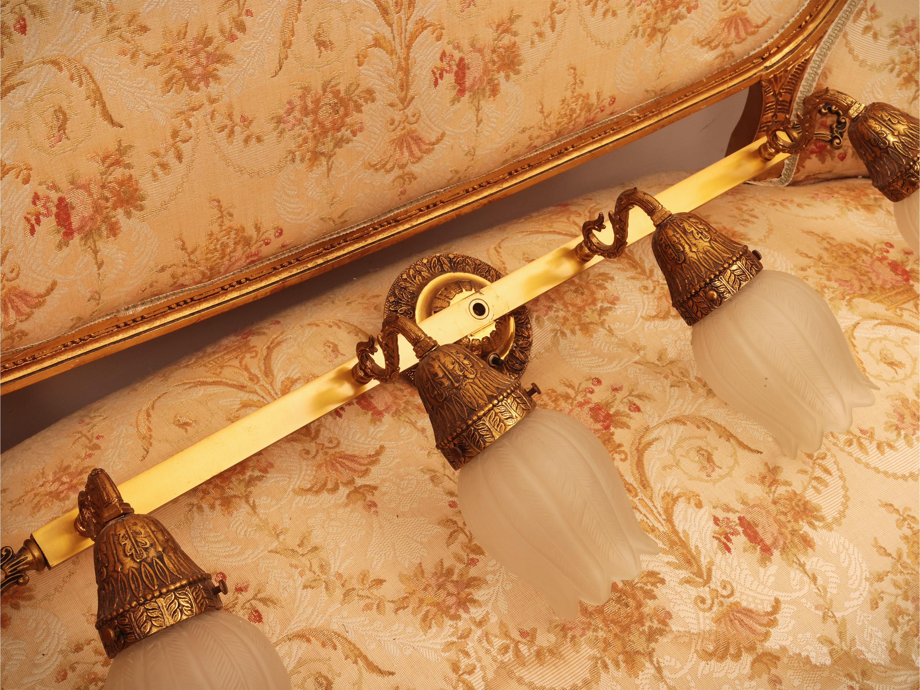 Coppia di applique, metallo dorato con bobeche in vetro satinato