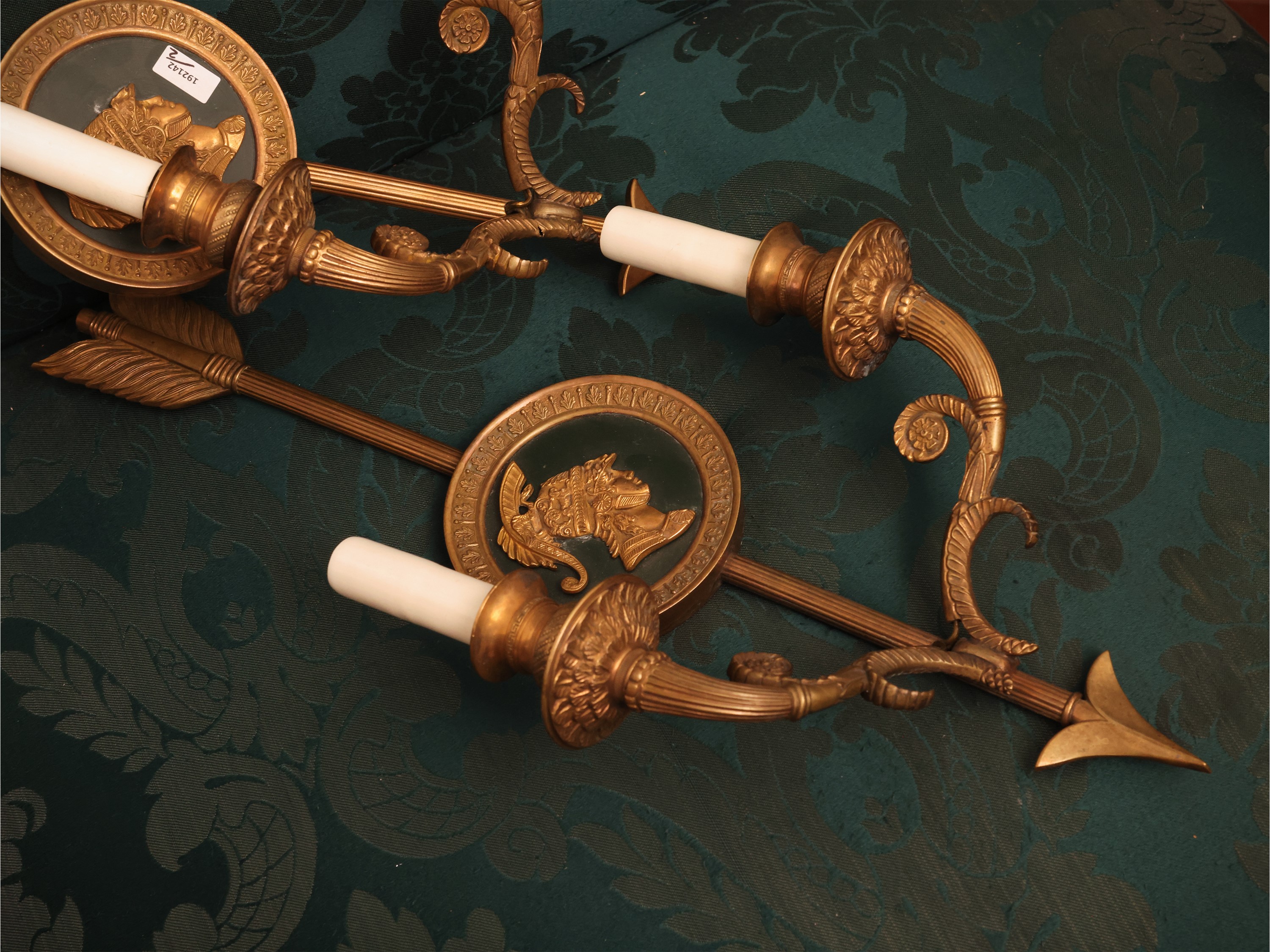 Coppia di applique in bronzo dorato, stile neoclassico, portacandele a cornucopia