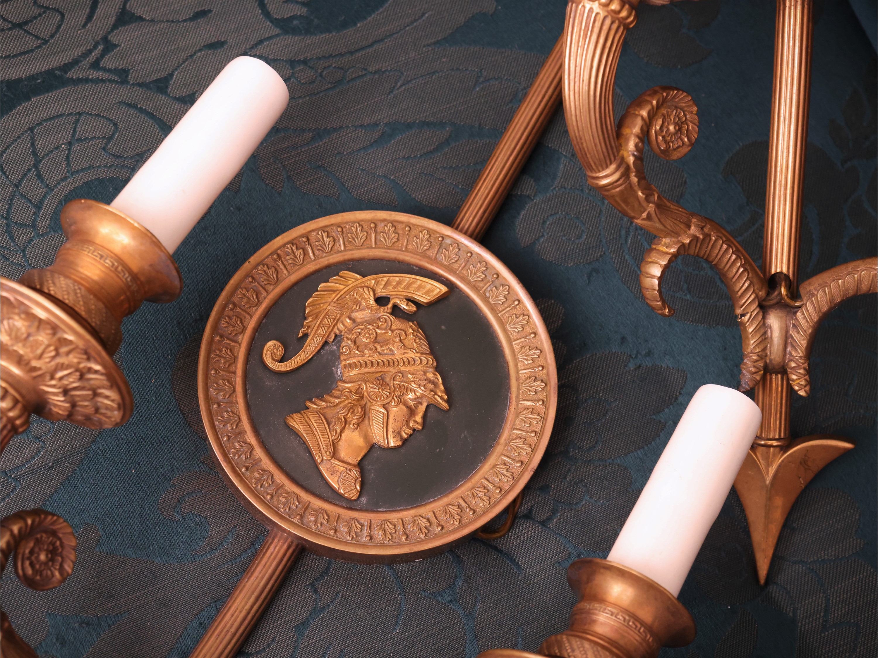 Coppia di applique in bronzo dorato, stile neoclassico, portacandele a cornucopia