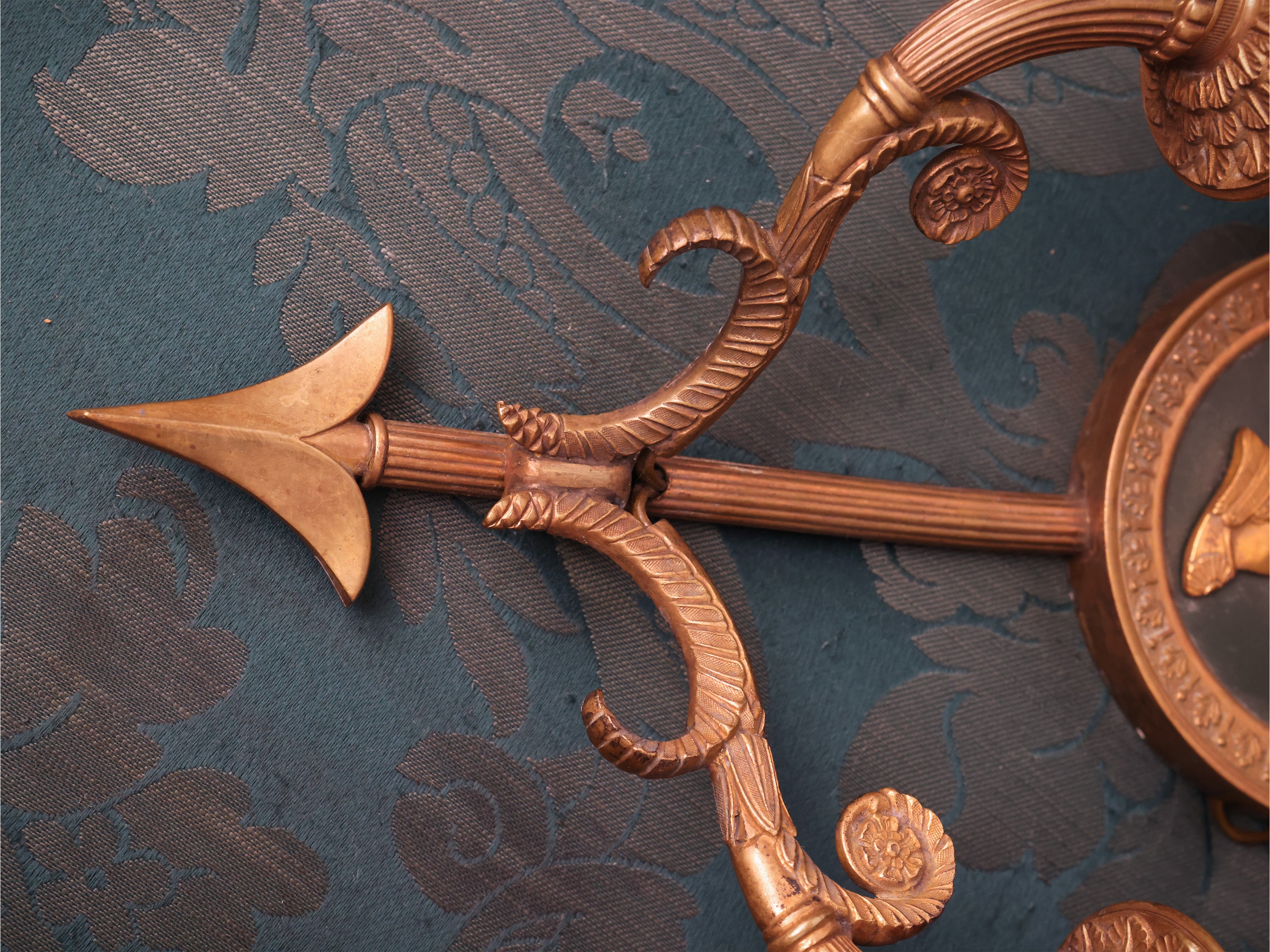 Coppia di applique in bronzo dorato, stile neoclassico, portacandele a cornucopia