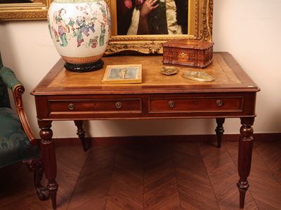 Inghilterra, Scrivania in mogano con piano in cuoio impresso e cassetti, seconda metà del XIX sec...