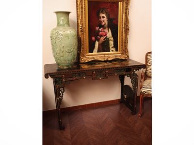Tavolo da centro, legno laccato nero e dipinto con decorazioni dorate, Cina, XX secolo