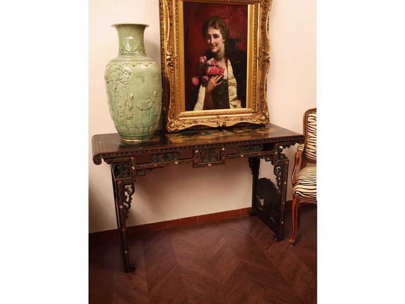 Tavolo da centro, legno laccato nero e dipinto con decorazioni dorate, Cina, XX secolo