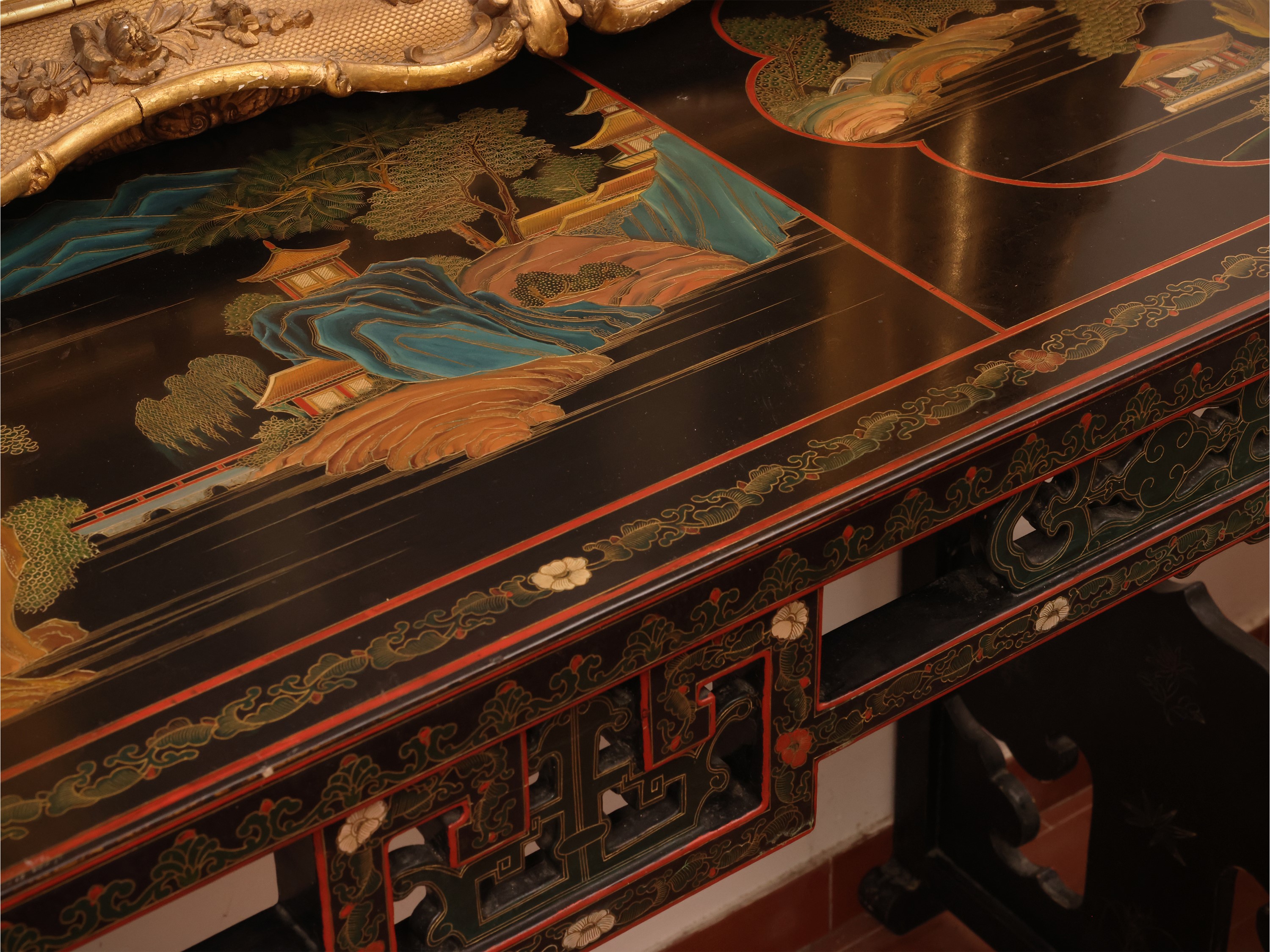 Tavolo da centro, legno laccato nero e dipinto con decorazioni dorate, Cina, XX secolo