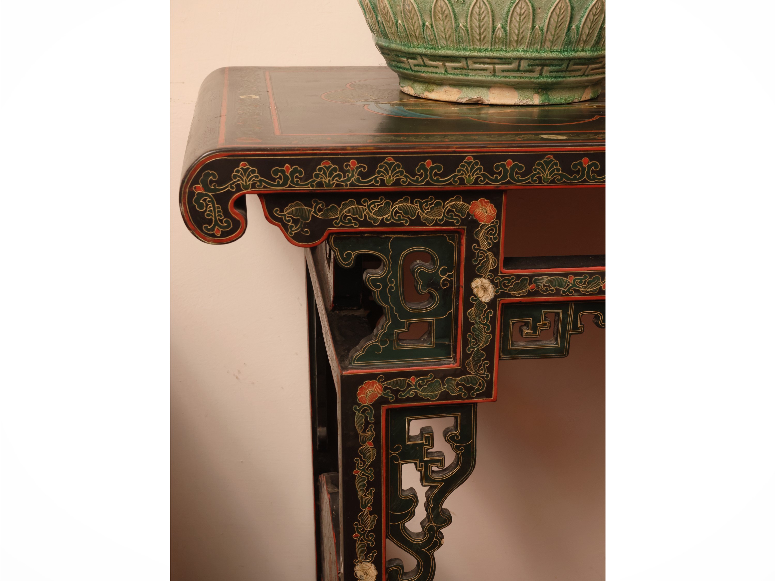 Tavolo da centro, legno laccato nero e dipinto con decorazioni dorate, Cina, XX secolo