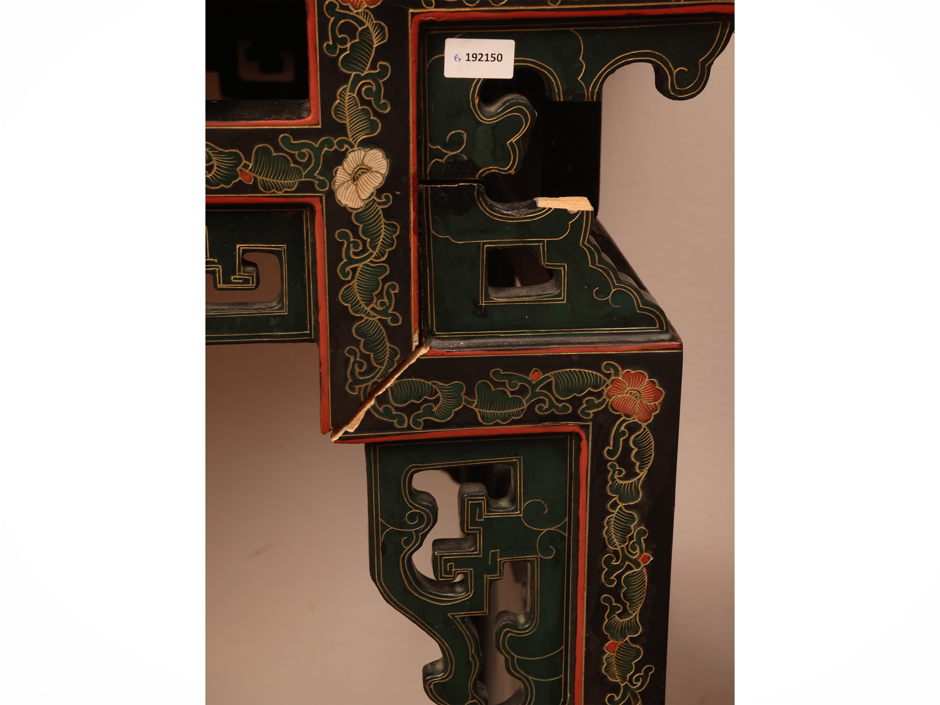 Tavolo da centro, legno laccato nero e dipinto con decorazioni dorate, Cina, XX secolo