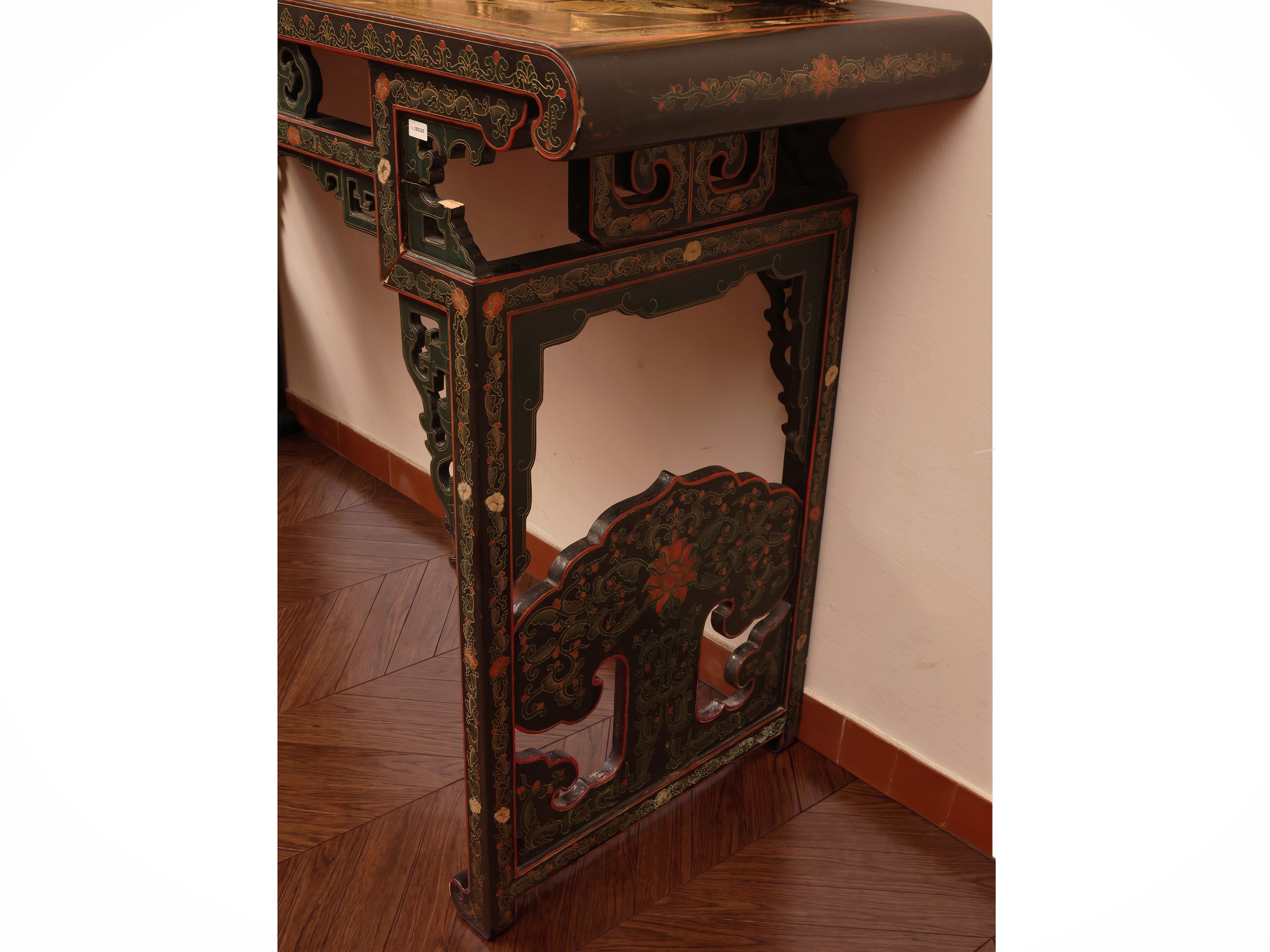 Tavolo da centro, legno laccato nero e dipinto con decorazioni dorate, Cina, XX secolo
