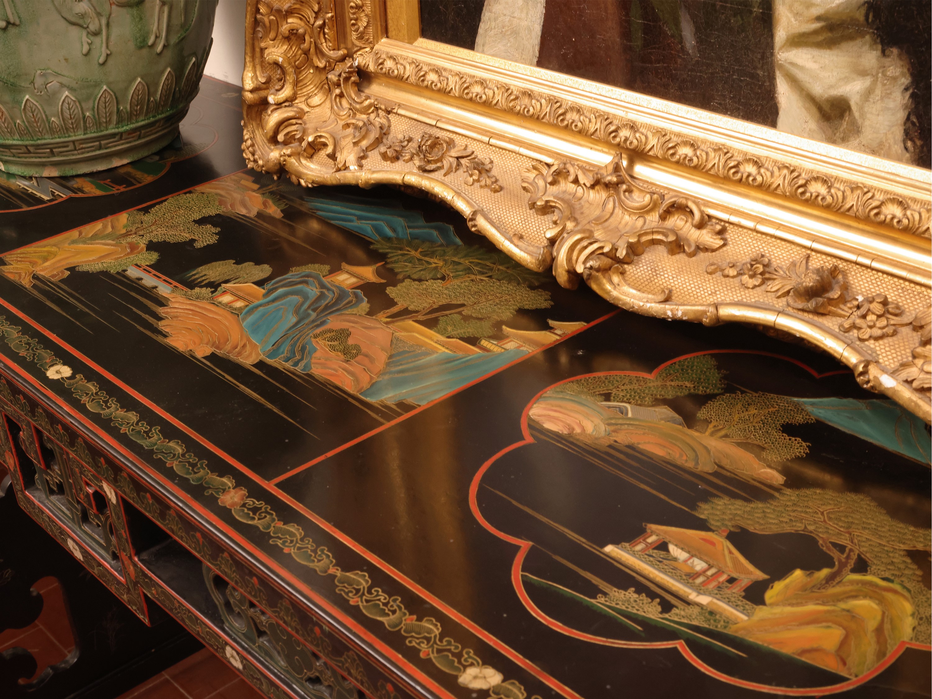 Tavolo da centro, legno laccato nero e dipinto con decorazioni dorate, Cina, XX secolo