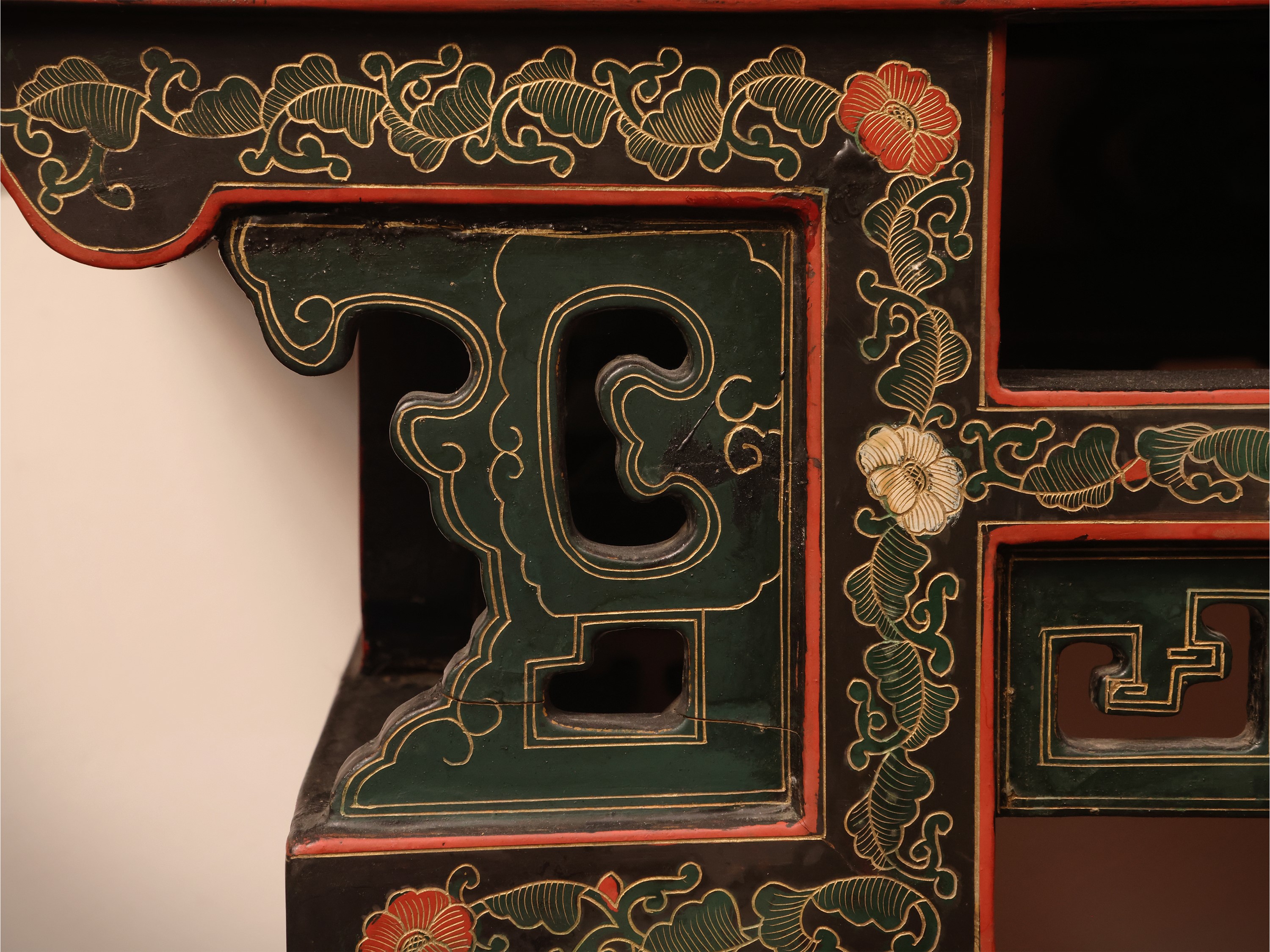 Tavolo da centro, legno laccato nero e dipinto con decorazioni dorate, Cina, XX secolo