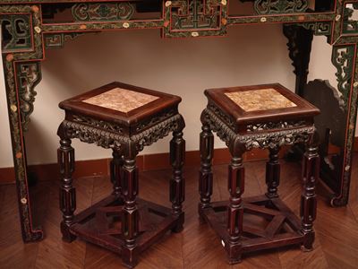 Coppia di piccoli gueridon orientali, mogano, piano incassato in marmo