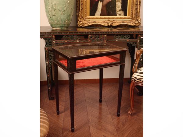 Tavolino teca per collezioni in legno patinato