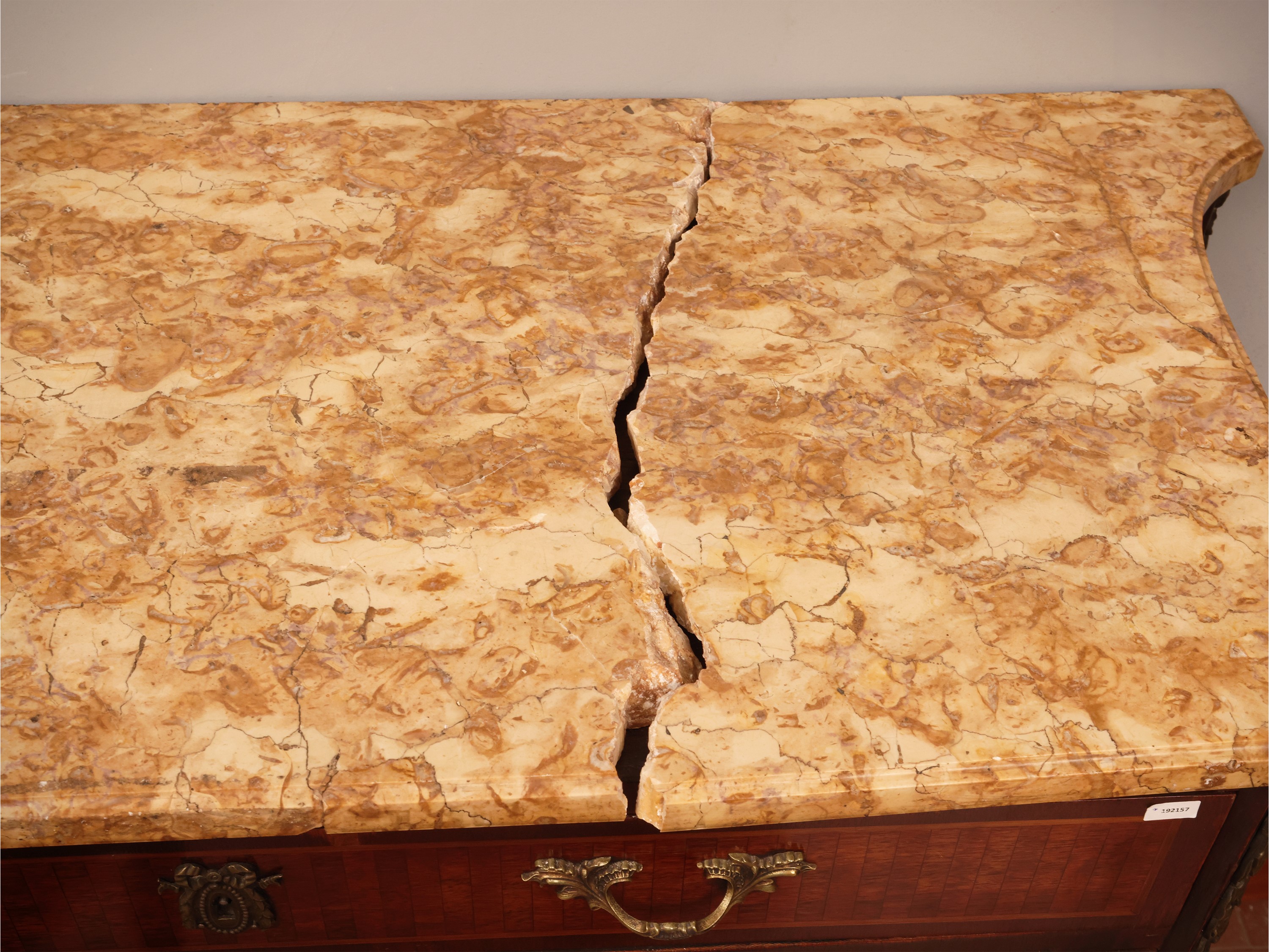 Cassettone, impiallacciato in mogano e piuma di mogano, con piano in marmo rosa, Francia XIX seco...
