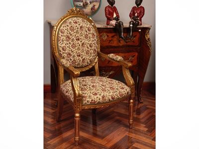 Coppia di poltroncine in stile settecentesco, legno intagliato e dorato