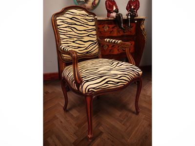 Poltrona, rivestimento in cavallino animalier con borchie