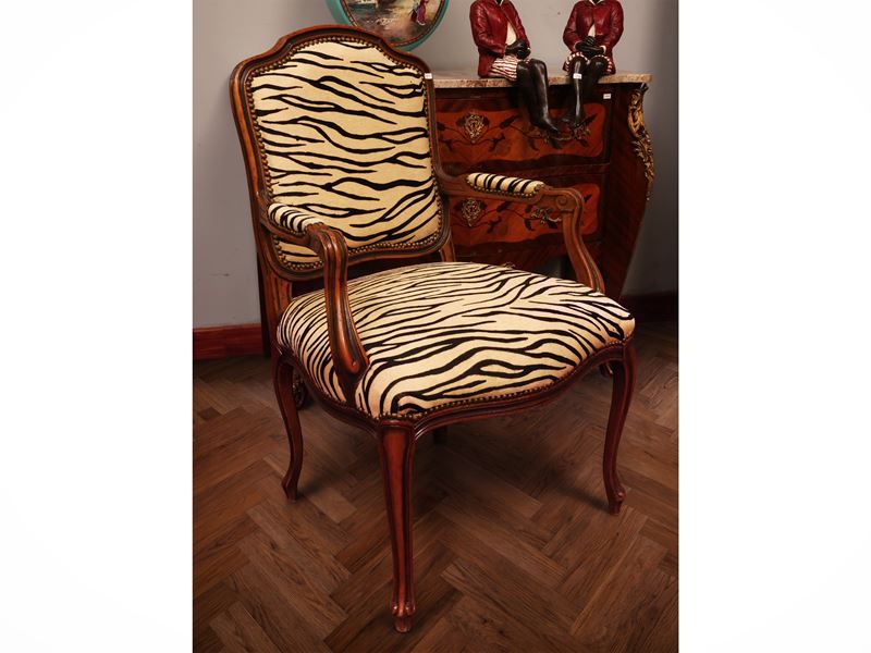 Poltrona, rivestimento in cavallino animalier con borchie