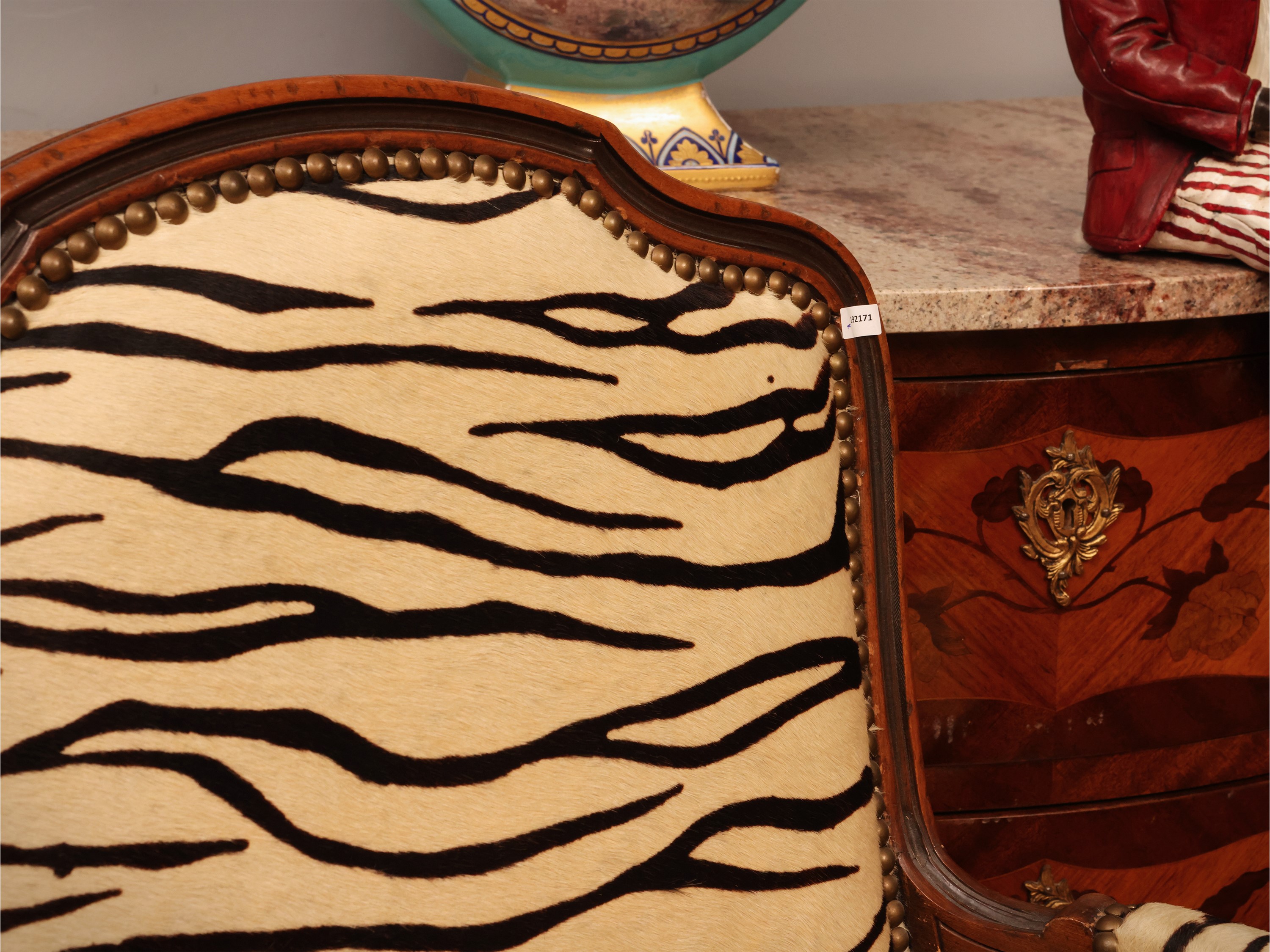 Poltrona, rivestimento in cavallino animalier con borchie
