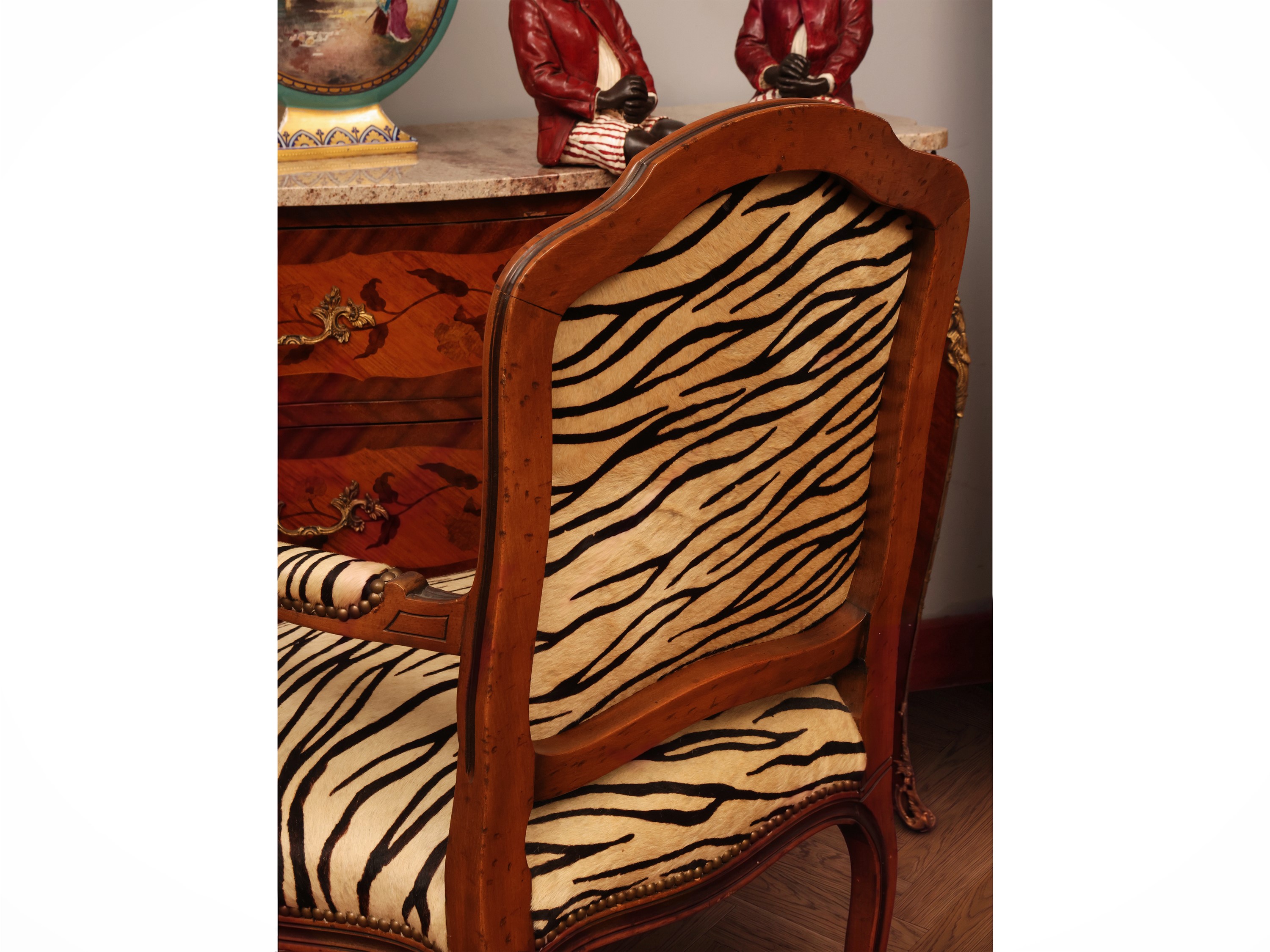 Poltrona, rivestimento in cavallino animalier con borchie