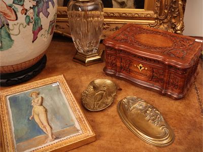 Lotto di curiosità, nudo femminile a olio su tela, scatola in legno intagliato e oggetti decorati...
