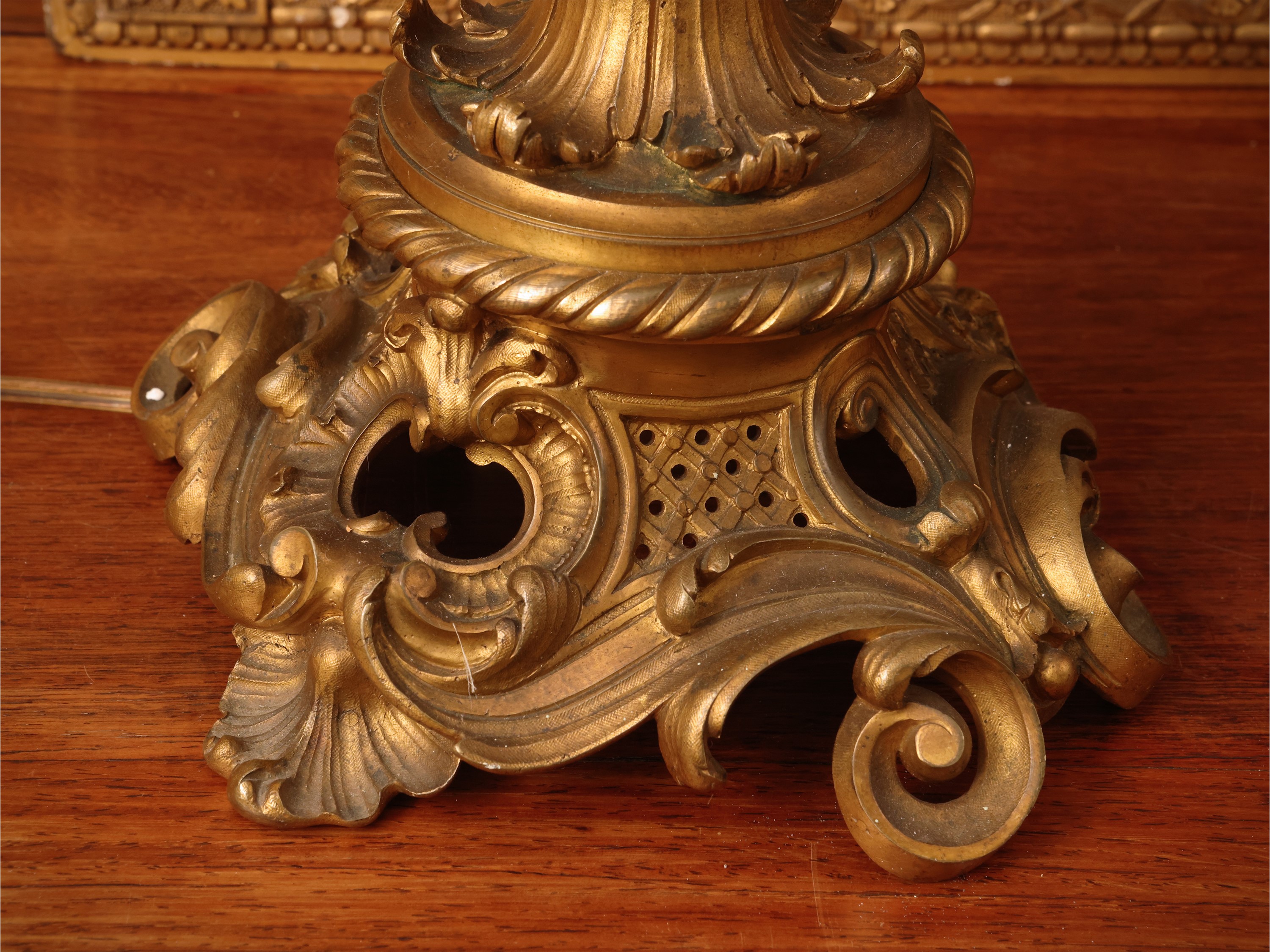 Grande lume da tavolo in porcellana, cobalto e bronzo dorato, seconda metà del XIX secolo
