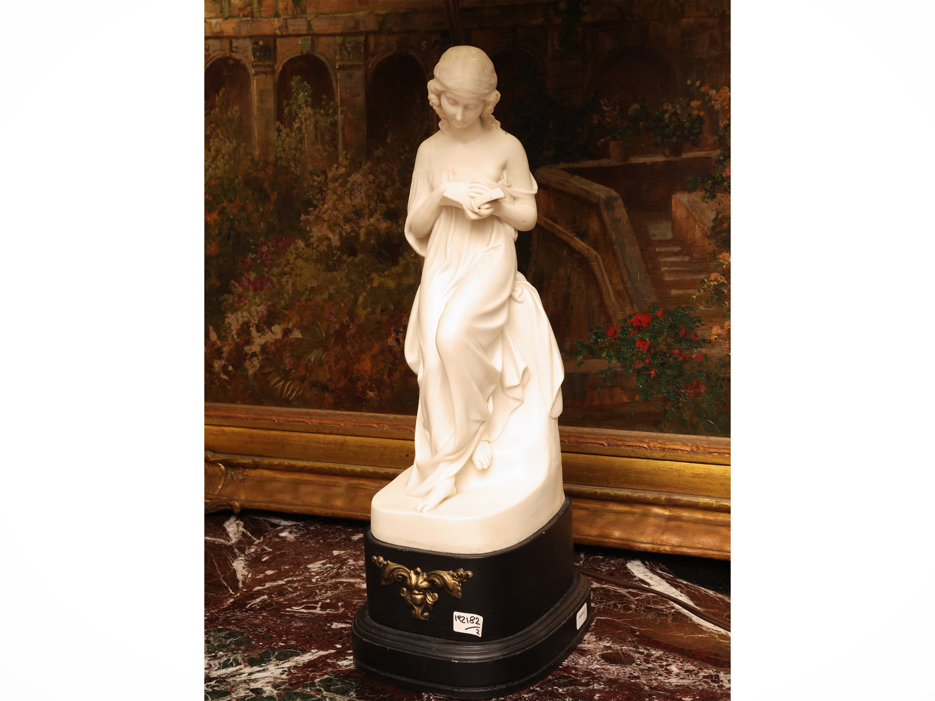 P. Mac Dowell, Coppia di figure in biscuit (biscuit) e paralumi, Ceramic and Crystal Palace Art U...