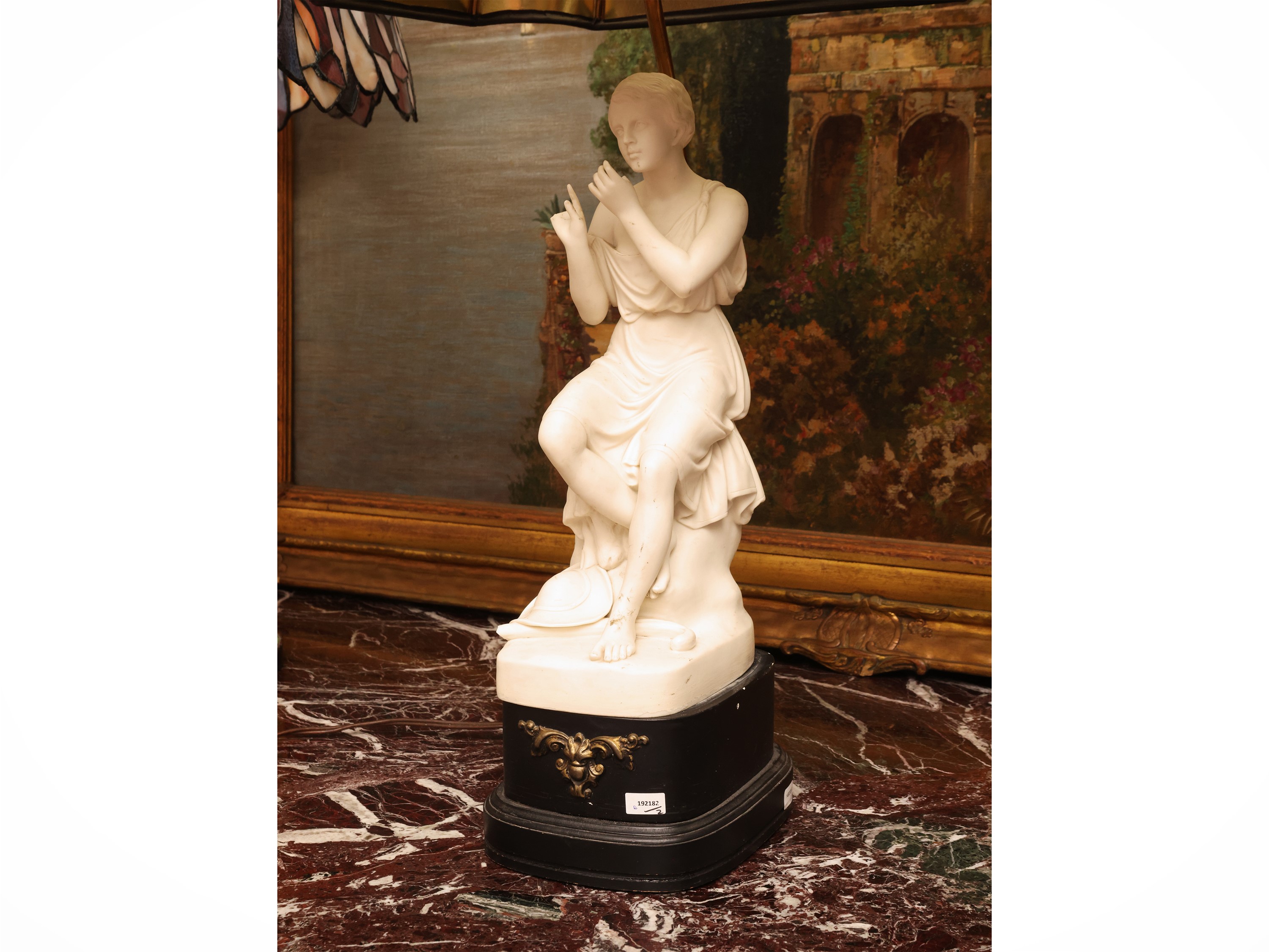 P. Mac Dowell, Coppia di figure in biscuit (biscuit) e paralumi, Ceramic and Crystal Palace Art U...