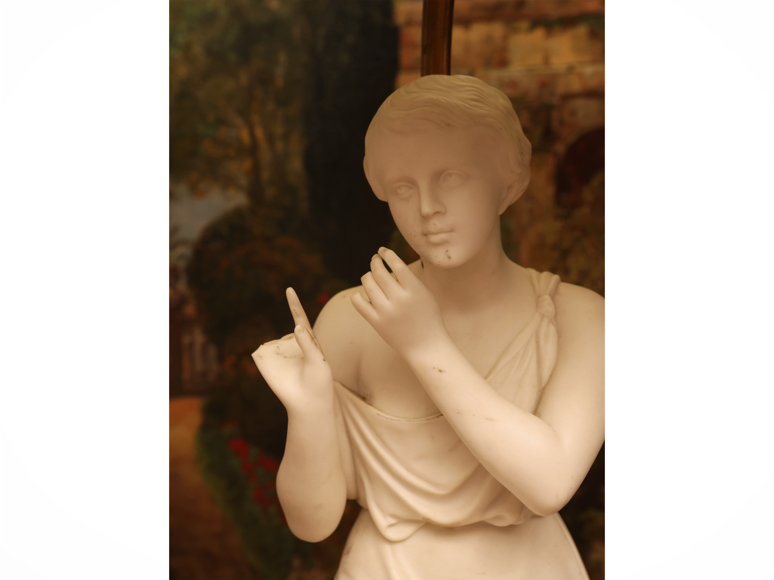 P. Mac Dowell, Coppia di figure in biscuit (biscuit) e paralumi, Ceramic and Crystal Palace Art U...