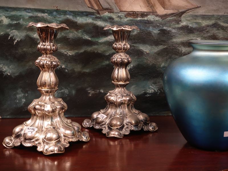 Coppia di candelieri in argento sbalzati e baccellati