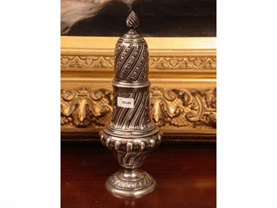 Londra, 1902, Spargizucchero in argento, sbalzato e traforato