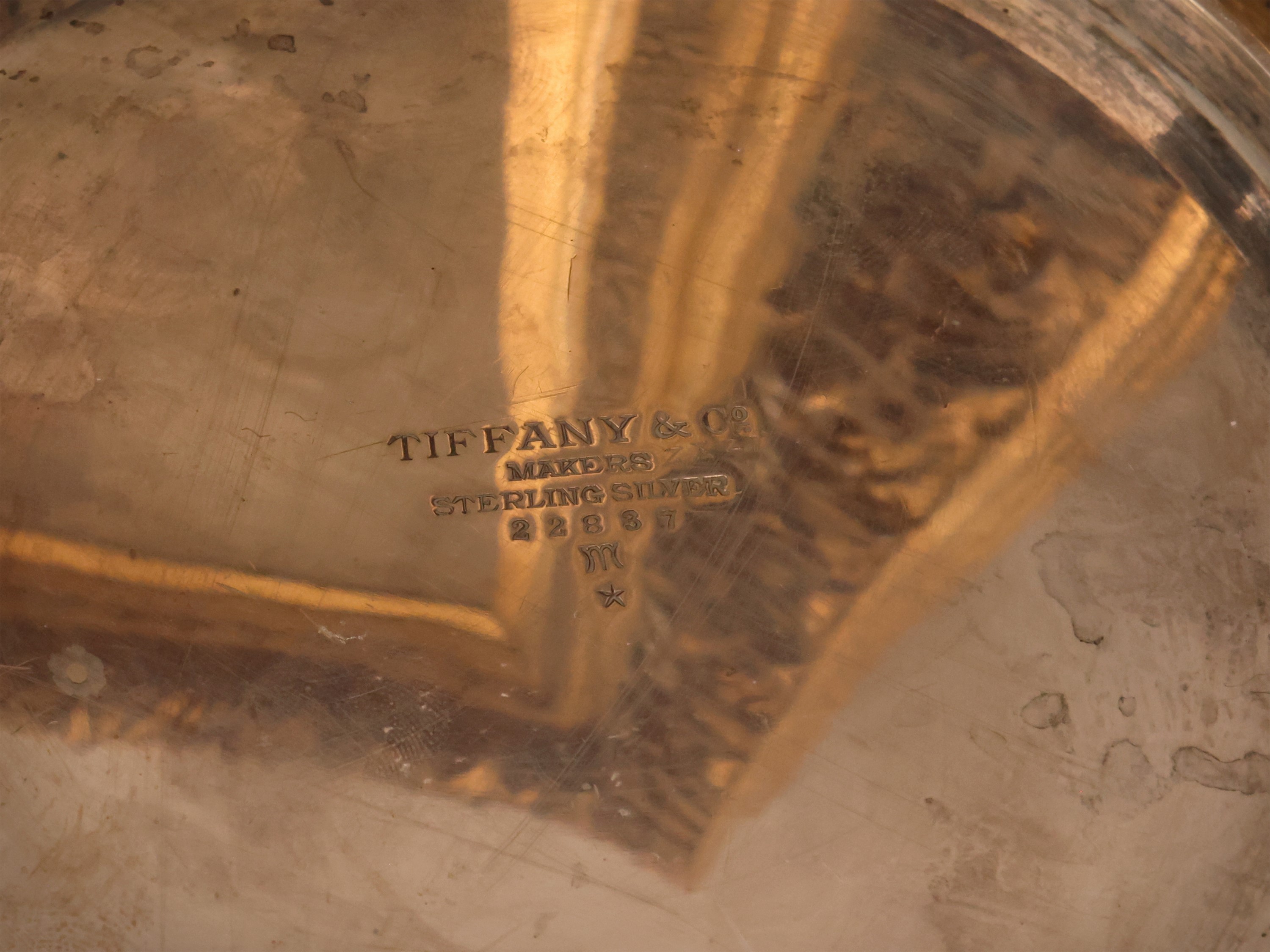 Tiffany & Co., Centrotavola circolare in argento sterling con prese laterali a volute