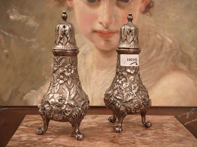 Coppia di saliere, argento sterling, lavorazione a sbalzo con decorazione floreale