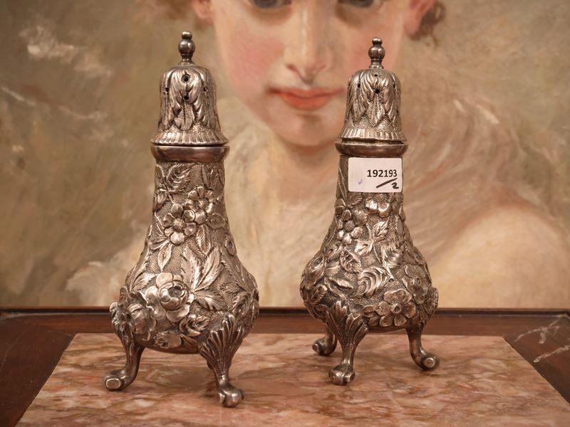 Coppia di saliere, argento sterling, lavorazione a sbalzo con decorazione floreale