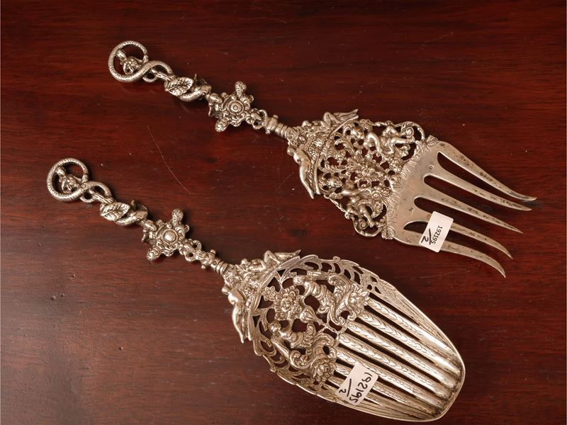 Paesi Bassi (1905), Coppia di posate da portata in argento 833, cesellate e decorate a grottesche