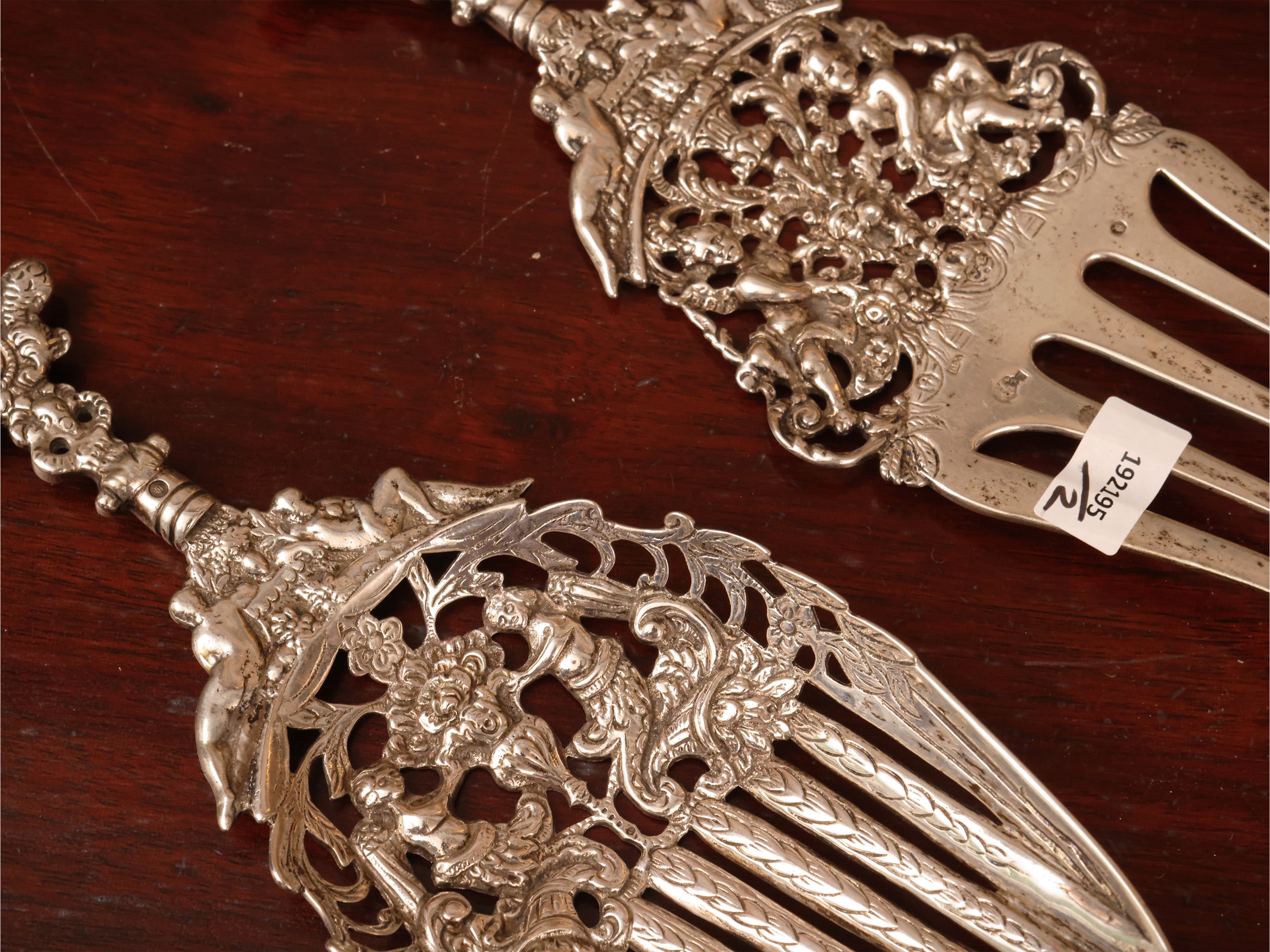 Paesi Bassi (1905), Coppia di posate da portata in argento 833, cesellate e decorate a grottesche
