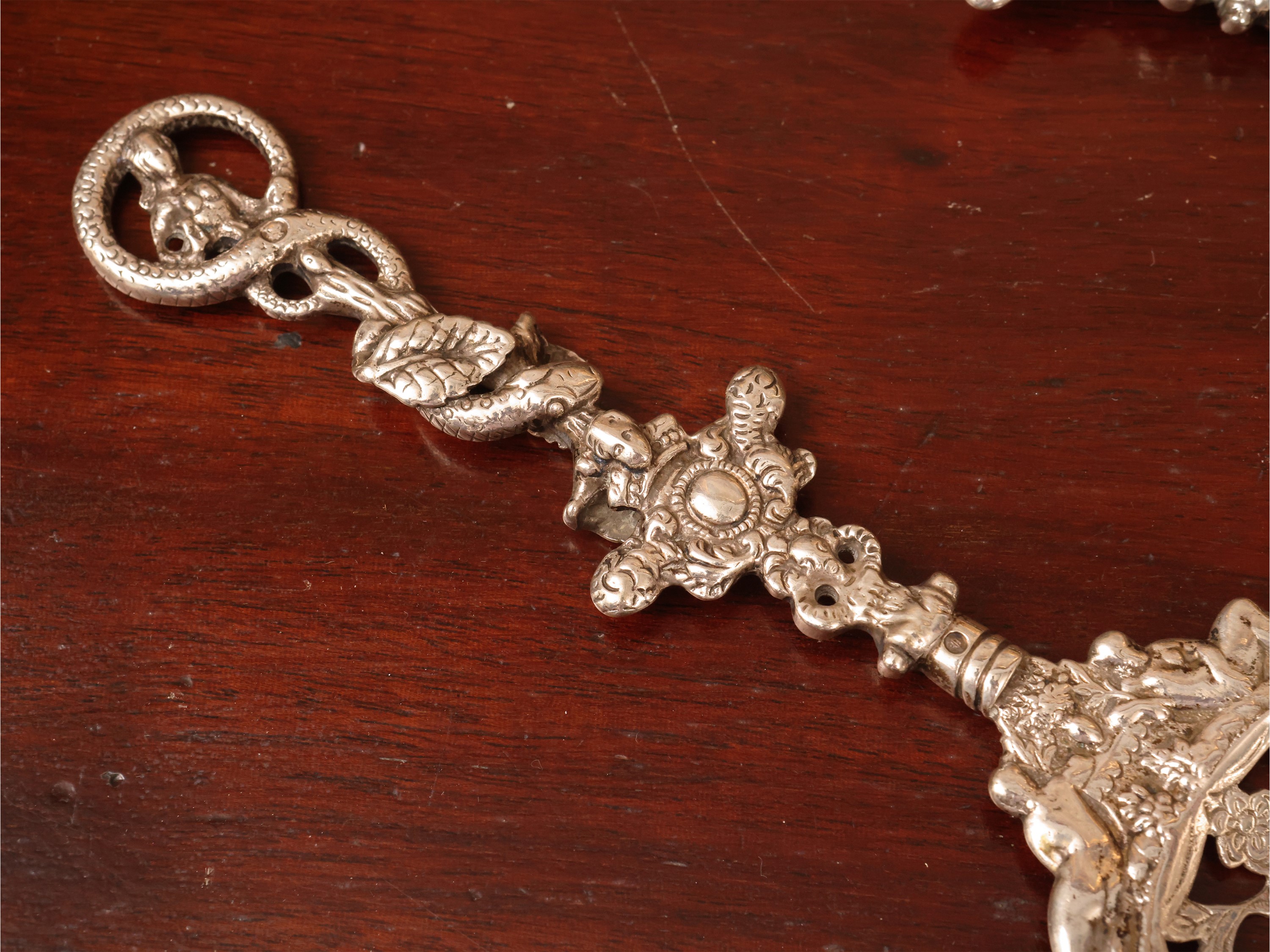 Paesi Bassi (1905), Coppia di posate da portata in argento 833, cesellate e decorate a grottesche