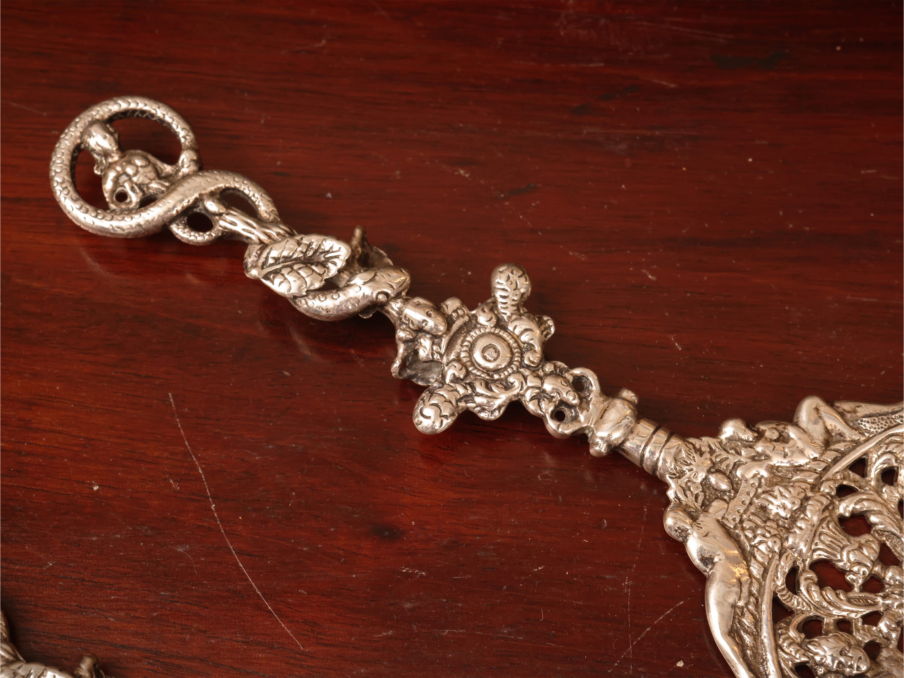 Paesi Bassi (1905), Coppia di posate da portata in argento 833, cesellate e decorate a grottesche