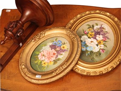 Complementi di arredo, dipinti ovali a olio su tela con fiori, mensola in legno intagliata e tavo...