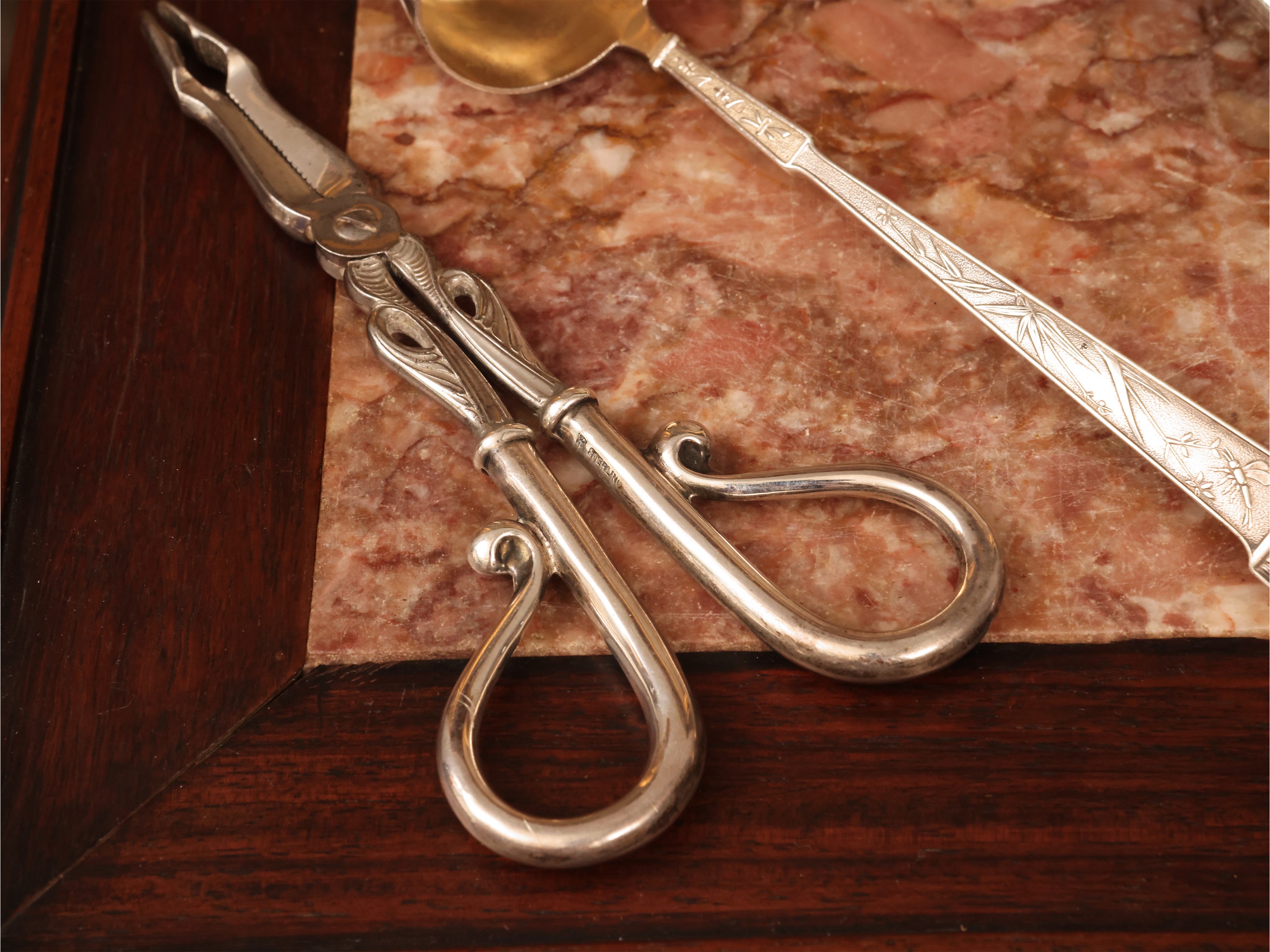 Assortimento di posate da collezione, argento sterling (forchetta da pesce e pinze da zucchero)
