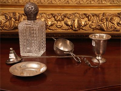 XIX/XX secolo, curiosità d’epoca con ampolla in cristallo e accessori in argento sbalzato
