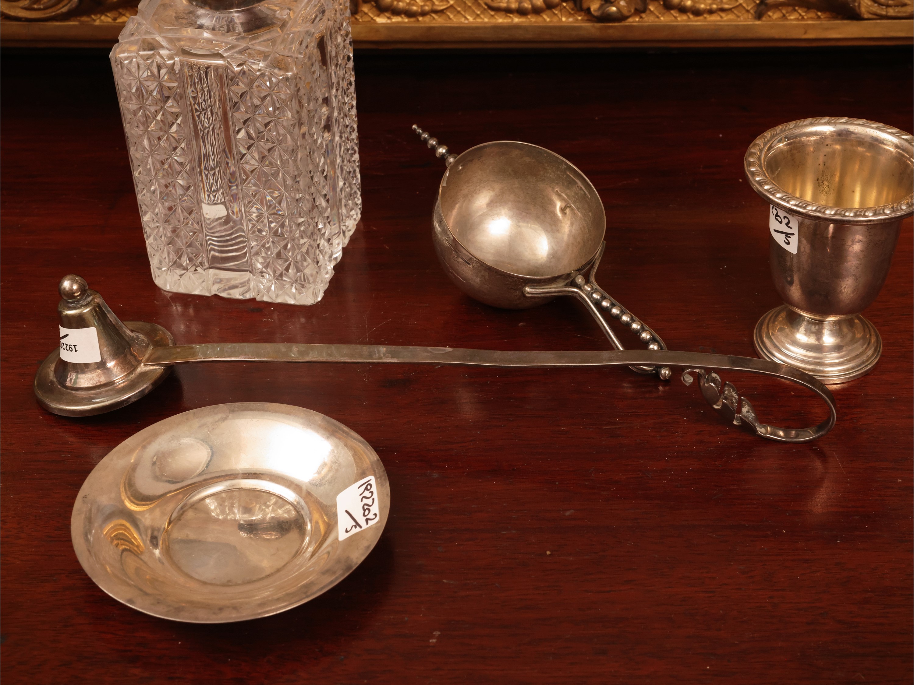 XIX/XX secolo, curiosità d’epoca con ampolla in cristallo e accessori in argento sbalzato
