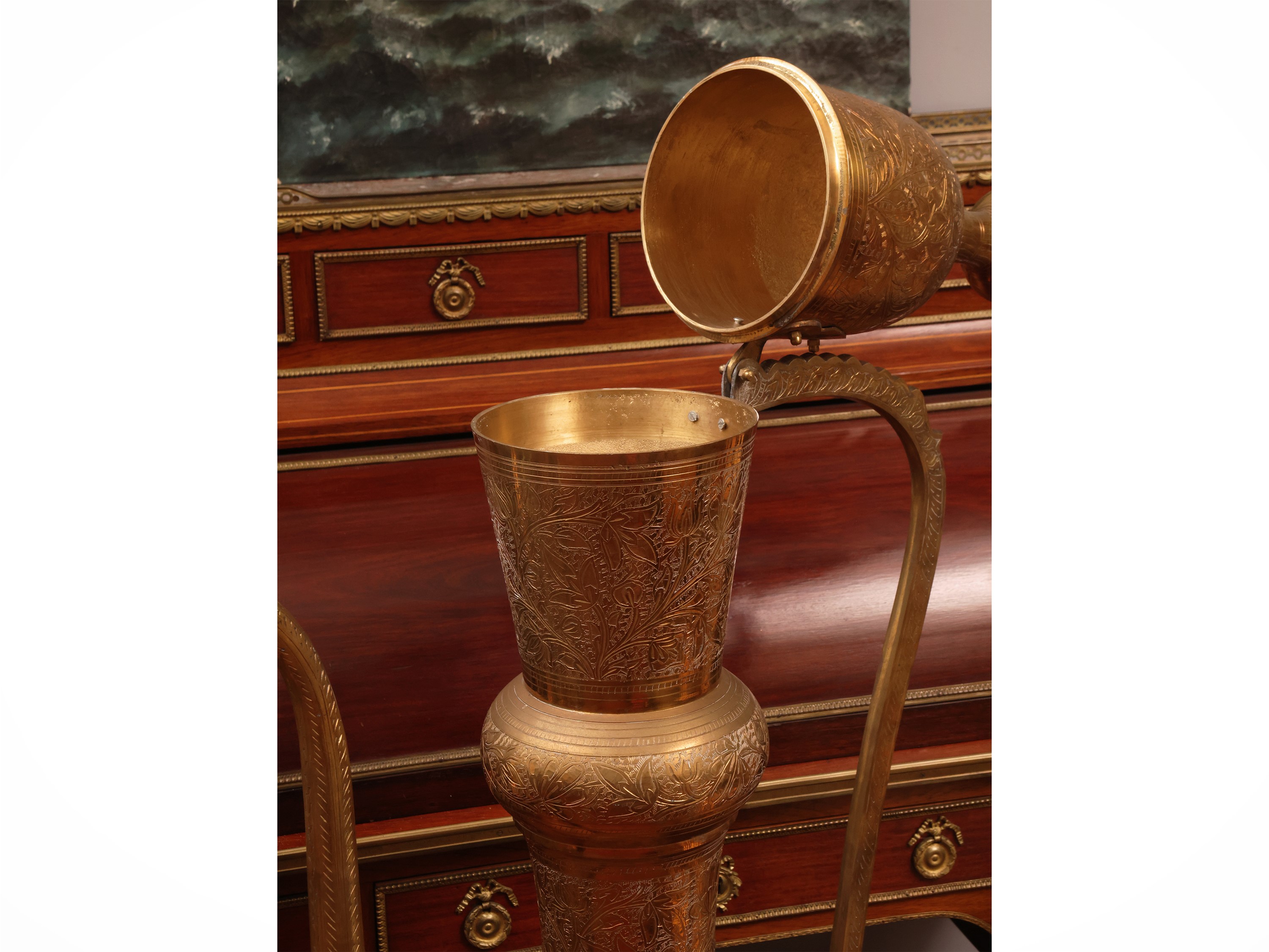 Manifattura orientale, Grande versatoio in ottone cesellato con motivi floreali e vegetali