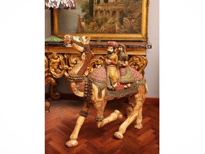 Manifattura indiana, Coppia di grandi sculture decorative in legno dipinto con personaggi a dorso...