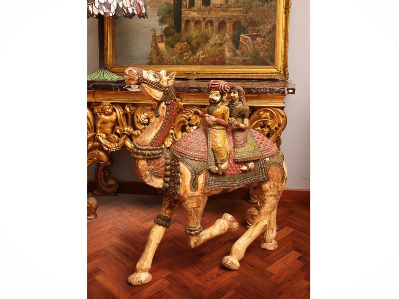 Manifattura indiana, Coppia di grandi sculture decorative in legno dipinto con personaggi a dorso...