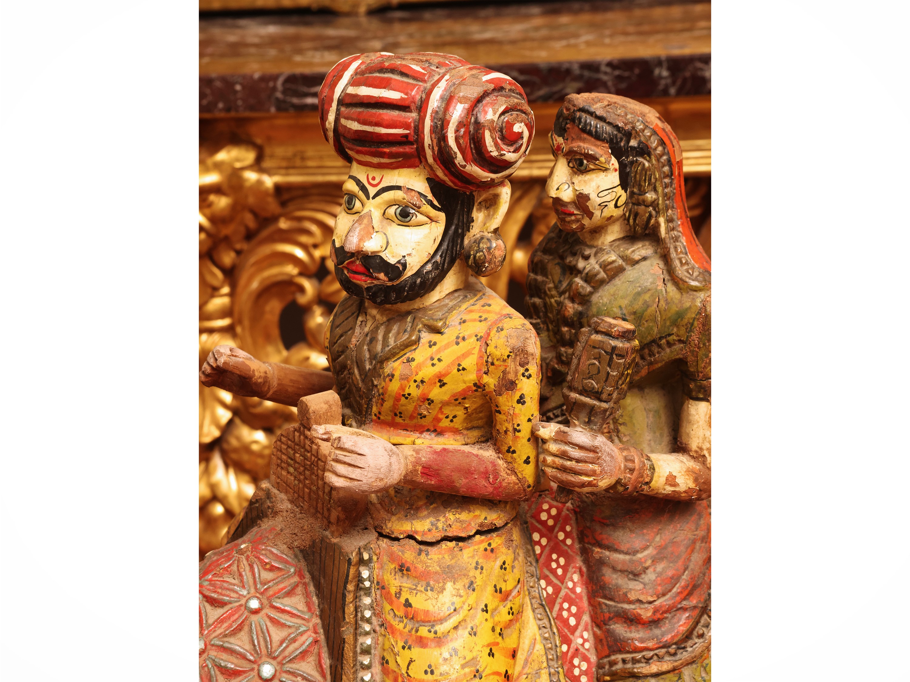 Manifattura indiana, Coppia di grandi sculture decorative in legno dipinto con personaggi a dorso...